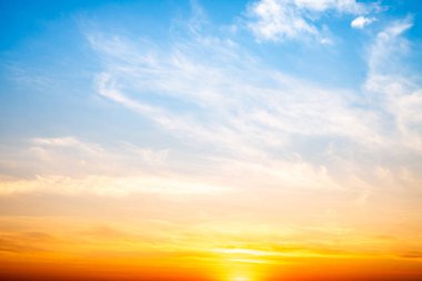 Güzel, lüks, yumuşak turuncu altın bulutlar ve mavi gökyüzünde güneş ışığı arka plan için mükemmel, akşam, Alacakaranlık, büyük boy, yüksek çözünürlüklü manzara fotoğrafı