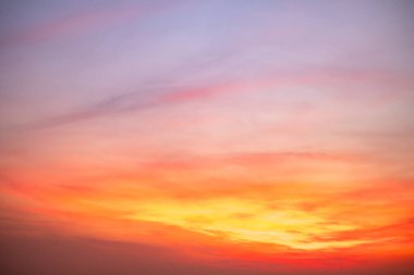 Güzel, lüks, yumuşak turuncu altın bulutlar ve mavi gökyüzünde güneş ışığı arka plan için mükemmel, akşam, Alacakaranlık, büyük boy, yüksek çözünürlüklü manzara fotoğrafı, savana manzarası