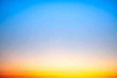 Güzel, lüks, yumuşak turuncu altın bulutlar ve mavi gökyüzünde güneş ışığı arka plan için mükemmel, akşam, Alacakaranlık, büyük boy, yüksek çözünürlüklü manzara fotoğrafı