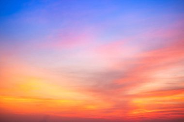 Güzel, lüks, yumuşak turuncu altın bulutlar ve mavi gökyüzünde güneş ışığı arka plan için mükemmel, akşam, Alacakaranlık, büyük boy, yüksek çözünürlüklü manzara fotoğrafı