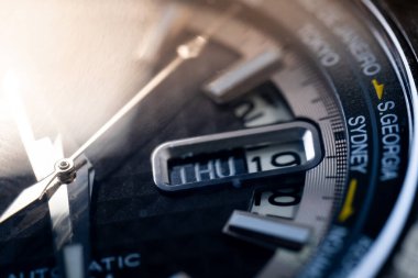 İzleyin, lüks otomatik saat günü ve tarihi gösteriyor, dünya zamanı için şehir isimleriyle. Hassasiyet, zaman yönetimi ve küresel bağlantı, zaman dilimi kavramları için mükemmel.,