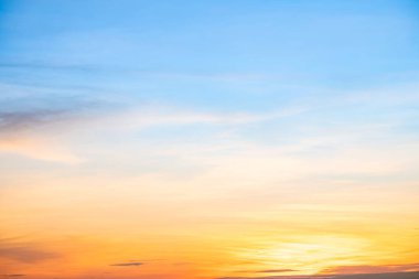 Gökyüzü, gün batımı, güzel, lüks, yumuşak turuncu altın bulutlar ve mavi gökyüzünde güneş ışığı arka plan için mükemmel, sabah ya da kış mevsiminde gün doğumu, Alacakaranlık yazı, silüet