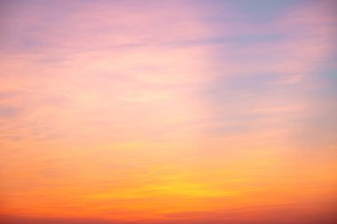 Gökyüzü, gün batımı, güzel, lüks, yumuşak turuncu altın bulutlar ve mavi gökyüzünde güneş ışığı arka plan için mükemmel, sabah ya da kış mevsiminde gün doğumu, Alacakaranlık yazı, silüet