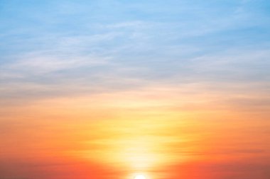 Gökyüzü, gün batımı, güzel, lüks, yumuşak turuncu altın bulutlar ve mavi gökyüzünde güneş ışığı arka plan için mükemmel, sabah ya da kış mevsiminde gün doğumu, Alacakaranlık yazı, silüet