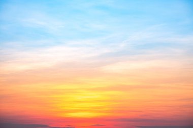 Gökyüzü, gün batımı, güzel, lüks, yumuşak turuncu altın bulutlar ve mavi gökyüzünde güneş ışığı arka plan için mükemmel, sabah ya da kış mevsiminde gün doğumu, Alacakaranlık yazı, silüet