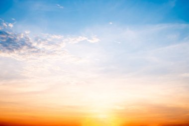 Gökyüzü, gün batımı, güzel, lüks, yumuşak turuncu altın bulutlar ve mavi gökyüzünde güneş ışığı arka plan için mükemmel, sabah ya da kış mevsiminde gün doğumu, Alacakaranlık yazı, silüet