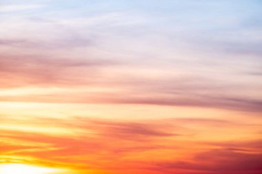 Gökyüzü, gün batımı, güzel, lüks, yumuşak turuncu altın bulutlar ve mavi gökyüzünde güneş ışığı arka plan için mükemmel, sabah ya da kış mevsiminde gün doğumu, Alacakaranlık yazı, silüet