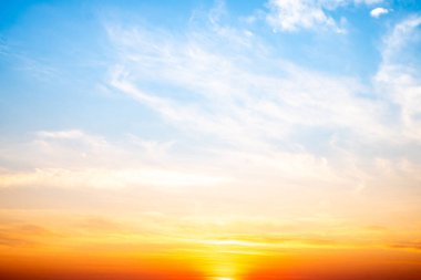 Güzel, lüks, yumuşak turuncu altın bulutlar ve mavi gökyüzünde güneş ışığı arka plan için mükemmel, akşam, Alacakaranlık, büyük boy, yüksek çözünürlüklü manzara fotoğrafı