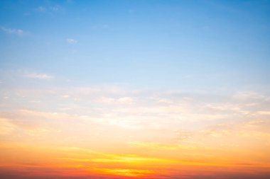 Güzel, lüks, yumuşak turuncu altın bulutlar ve mavi gökyüzünde güneş ışığı arka plan için mükemmel, akşam, Alacakaranlık, büyük boy, yüksek çözünürlüklü manzara fotoğrafı