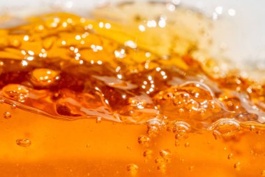 Parlak portakal yağını veya birayı kapat doku ve doğa dalgaları, güzel dalgalar eğrisi ve grafik tasarım ve arka plan için pürüzsüz küçük kabarcıklar, yağlı baloncuklar, yumuşak bira kabarcıkları, seçici odaklanma