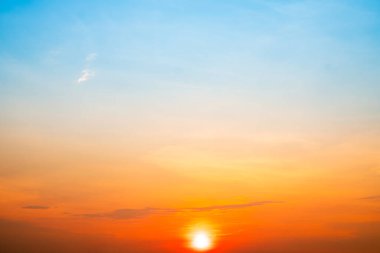 Güzel, lüks, yumuşak turuncu altın bulutlar ve mavi gökyüzünde güneş ışığı arka plan için mükemmel, akşam, Alacakaranlık, büyük boy, yüksek çözünürlüklü manzara fotoğrafı, savana manzarası