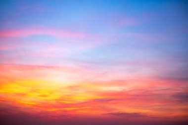 Güzel, lüks, yumuşak turuncu altın bulutlar ve mavi gökyüzünde güneş ışığı arka plan için mükemmel, akşam, Alacakaranlık, büyük boy, yüksek çözünürlüklü manzara fotoğrafı, savana manzarası