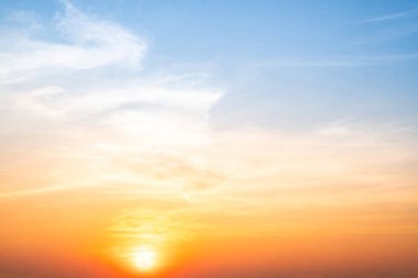 Güzel, lüks, yumuşak turuncu altın bulutlar ve mavi gökyüzünde güneş ışığı arka plan için mükemmel, akşam, Alacakaranlık, büyük boy, yüksek çözünürlüklü manzara fotoğrafı