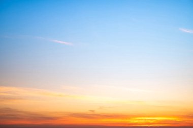 Güzel, lüks, yumuşak turuncu altın bulutlar ve mavi gökyüzünde güneş ışığı arka plan için mükemmel, akşam, Alacakaranlık, büyük boy, yüksek çözünürlüklü manzara fotoğrafı