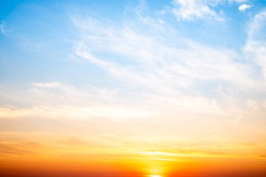 Güzel, lüks, yumuşak turuncu altın bulutlar ve mavi gökyüzünde güneş ışığı arka plan için mükemmel, akşam, Alacakaranlık, büyük boy, yüksek çözünürlüklü manzara fotoğrafı