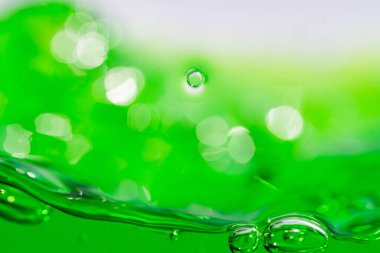 Su dalgası, kabarcıklı canlı yeşil sıvıyı kapatın, dinamik hareketi ve tazeliği yakalayın. Geçmişler, içecekler ya da soyut kavramlar için mükemmel. meşrubat