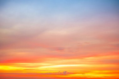 Güzel, lüks, yumuşak turuncu altın bulutlar ve mavi gökyüzünde güneş ışığı arka plan için mükemmel, akşam, Alacakaranlık, büyük boy, yüksek çözünürlüklü manzara fotoğrafı, savana manzarası