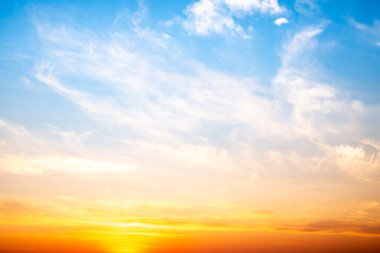 Güzel, lüks, yumuşak turuncu altın bulutlar ve mavi gökyüzünde güneş ışığı arka plan için mükemmel, akşam, Alacakaranlık, büyük boy, yüksek çözünürlüklü manzara fotoğrafı