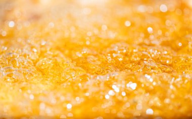 Parlak portakal yağını veya birayı kapat doku ve doğa dalgaları, güzel dalgalar eğrisi ve grafik tasarım ve arka plan için pürüzsüz küçük kabarcıklar, yağlı baloncuklar, yumuşak bira kabarcıkları, seçici odaklanma