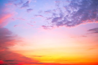 Güzel, lüks, yumuşak turuncu altın bulutlar ve mavi gökyüzünde güneş ışığı arka plan için mükemmel, akşam, Alacakaranlık, büyük boy, yüksek çözünürlüklü manzara fotoğrafı, savana manzarası