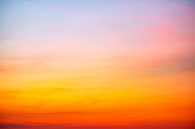 Güzel, lüks, yumuşak turuncu altın bulutlar ve mavi gökyüzünde güneş ışığı arka plan için mükemmel, akşam, Alacakaranlık, büyük boy, yüksek çözünürlüklü manzara fotoğrafı, savana manzarası