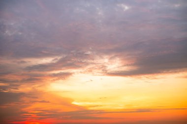 Güzel, lüks, yumuşak turuncu altın bulutlar ve mavi gökyüzünde güneş ışığı arka plan için mükemmel, akşam, Alacakaranlık, büyük boy, yüksek çözünürlüklü manzara fotoğrafı, savana manzarası