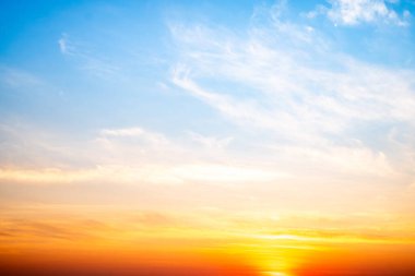 Güzel, lüks, yumuşak turuncu altın bulutlar ve mavi gökyüzünde güneş ışığı arka plan için mükemmel, akşam, Alacakaranlık, büyük boy, yüksek çözünürlüklü manzara fotoğrafı