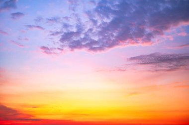 Güzel, lüks, yumuşak turuncu altın bulutlar ve mavi gökyüzünde güneş ışığı arka plan için mükemmel, akşam, Alacakaranlık, büyük boy, yüksek çözünürlüklü manzara fotoğrafı, savana manzarası