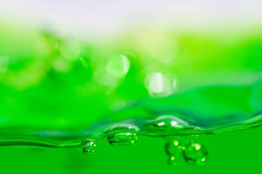 Su dalgası, kabarcıklı canlı yeşil sıvıyı kapatın, dinamik hareketi ve tazeliği yakalayın. Geçmişler, içecekler ya da soyut kavramlar için mükemmel. meşrubat