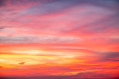 Güzel, lüks, yumuşak turuncu altın bulutlar ve mavi gökyüzünde güneş ışığı arka plan için mükemmel, akşam, Alacakaranlık, büyük boy, yüksek çözünürlüklü manzara fotoğrafı, savana manzarası