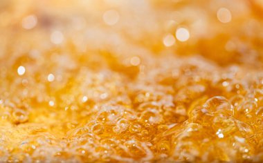 Parlak portakal yağını veya birayı kapat doku ve doğa dalgaları, güzel dalgalar eğrisi ve grafik tasarım ve arka plan için pürüzsüz küçük kabarcıklar, yağlı baloncuklar, yumuşak bira kabarcıkları, seçici odaklanma