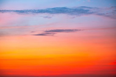 Gökyüzü, güzel gün batımı manzarası, lüks, yumuşak, turuncu altın bulutlar ve mavi dramatik gökyüzünde güneş ışığı arka plan, sabah, akşam, Alacakaranlık, iklim değişikliği, yatay gün batımı fotoğrafı için mükemmel.