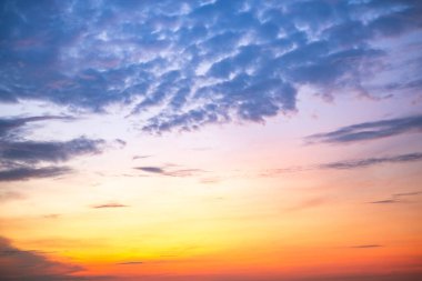 Gökyüzü, güzel gün batımı manzarası, lüks, yumuşak, turuncu altın bulutlar ve mavi dramatik gökyüzünde güneş ışığı arka plan, sabah, akşam, Alacakaranlık, iklim değişikliği, yatay gün batımı fotoğrafı için mükemmel.