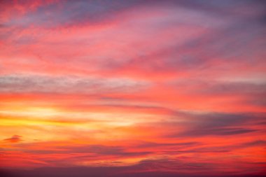 Gökyüzü, güzel gün batımı manzarası, lüks, yumuşak, turuncu altın bulutlar ve mavi dramatik gökyüzünde güneş ışığı arka plan, sabah, akşam, Alacakaranlık, iklim değişikliği, yatay gün batımı fotoğrafı için mükemmel.