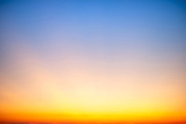 Gökyüzü, güzel gün batımı manzarası, lüks, yumuşak, turuncu altın bulutlar ve mavi dramatik gökyüzünde güneş ışığı arka plan, sabah, akşam, Alacakaranlık, iklim değişikliği, yatay gün batımı fotoğrafı için mükemmel.