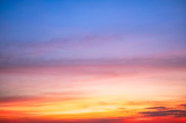 Gökyüzü, güzel gün batımı manzarası, lüks, yumuşak, turuncu altın bulutlar ve mavi dramatik gökyüzünde güneş ışığı arka plan, sabah, akşam, Alacakaranlık, iklim değişikliği, yatay gün batımı fotoğrafı için mükemmel.