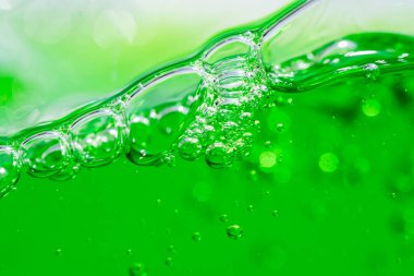 Su dalgası, kabarcıklı canlı yeşil sıvıyı kapatın, dinamik hareketi ve tazeliği yakalayın. Geçmişler, içecekler ya da soyut kavramlar için mükemmel. meşrubat