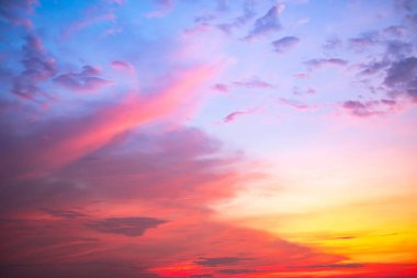 Gökyüzü, güzel gün batımı manzarası, lüks, yumuşak, turuncu altın bulutlar ve mavi dramatik gökyüzünde güneş ışığı arka plan, sabah, akşam, Alacakaranlık, iklim değişikliği, yatay gün batımı fotoğrafı için mükemmel.