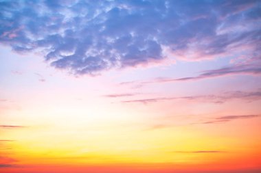 Gökyüzü, güzel gün batımı manzarası, lüks, yumuşak, turuncu altın bulutlar ve mavi dramatik gökyüzünde güneş ışığı arka plan, sabah, akşam, Alacakaranlık, iklim değişikliği, yatay gün batımı fotoğrafı için mükemmel.