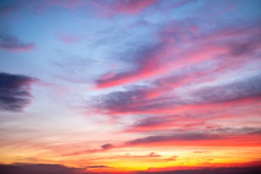 Gökyüzü, güzel gün batımı manzarası, lüks, yumuşak, turuncu altın bulutlar ve mavi dramatik gökyüzünde güneş ışığı arka plan, sabah, akşam, Alacakaranlık, iklim değişikliği, yatay gün batımı fotoğrafı için mükemmel.
