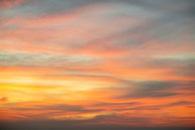 Gökyüzü, güzel gün batımı manzarası, lüks, yumuşak, turuncu altın bulutlar ve mavi dramatik gökyüzünde güneş ışığı arka plan, sabah, akşam, Alacakaranlık, iklim değişikliği, yatay gün batımı fotoğrafı için mükemmel.