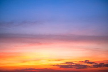 Gökyüzü, güzel gün batımı manzarası, lüks, yumuşak, turuncu altın bulutlar ve mavi dramatik gökyüzünde güneş ışığı arka plan, sabah, akşam, Alacakaranlık, iklim değişikliği, yatay gün batımı fotoğrafı için mükemmel.