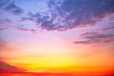 Gökyüzü, güzel gün batımı manzarası, lüks, yumuşak, turuncu altın bulutlar ve mavi dramatik gökyüzünde güneş ışığı arka plan, sabah, akşam, Alacakaranlık, iklim değişikliği, yatay gün batımı fotoğrafı için mükemmel.