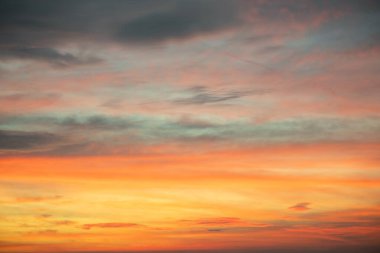 Gökyüzü, güzel gün batımı manzarası, lüks, yumuşak, turuncu altın bulutlar ve mavi dramatik gökyüzünde güneş ışığı arka plan, sabah, akşam, Alacakaranlık, iklim değişikliği, yatay gün batımı fotoğrafı için mükemmel.