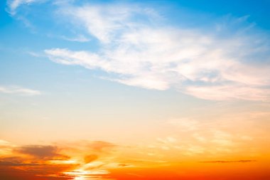 Güzel, lüks, yumuşak turuncu altın bulutlar ve mavi gökyüzünde güneş ışığı arka plan için mükemmel, akşam, Alacakaranlık, büyük boy, yüksek çözünürlüklü manzara fotoğrafı, savana manzarası