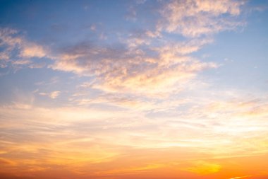 Turuncu altın bulutları ve mavi gökyüzünde güneş ışığıyla güzel, lüks, yumuşak bir eğim. Arka plan için mükemmel. Her şeyi alın, sabah, Alacakaranlık, yüksek çözünürlüklü manzara fotoğrafı.
