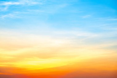 Gökyüzü, güzel gün batımı manzarası, lüks, yumuşak, turuncu altın bulutlar ve mavi dramatik gökyüzünde güneş ışığı arka plan, sabah, akşam, Alacakaranlık, iklim değişikliği, yatay gün batımı fotoğrafı için mükemmel.