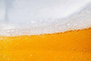 Parlak portakal yağını veya birayı kapat doku ve doğa dalgaları, güzel dalgalar eğrisi ve grafik tasarım ve arka plan için pürüzsüz küçük kabarcıklar, yağlı baloncuklar, yumuşak bira kabarcıkları, seçici odaklanma