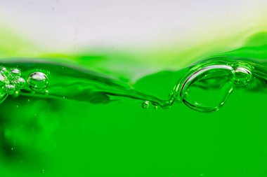 Su dalgası, kabarcıklı canlı yeşil sıvıyı kapatın, dinamik hareketi ve tazeliği yakalayın. Geçmişler, içecekler ya da soyut kavramlar için mükemmel. meşrubat