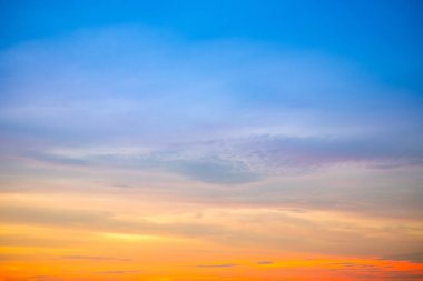 Gökyüzü, güzel gün batımı manzarası, lüks, yumuşak, turuncu altın bulutlar ve mavi dramatik gökyüzünde güneş ışığı arka plan, sabah, akşam, Alacakaranlık, iklim değişikliği, yatay gün batımı fotoğrafı için mükemmel.